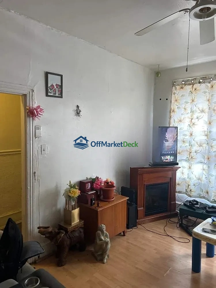 Off-market house in Philadelphia, Pennsylvania — 3 beds, 2 baths, $80,000 — photo 3 of 8
