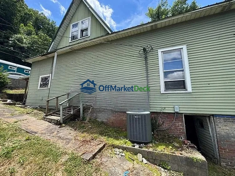 Off-market house in Harlan, Kentucky — 4 beds, 1 bath, $24,000 — photo 7 of 8