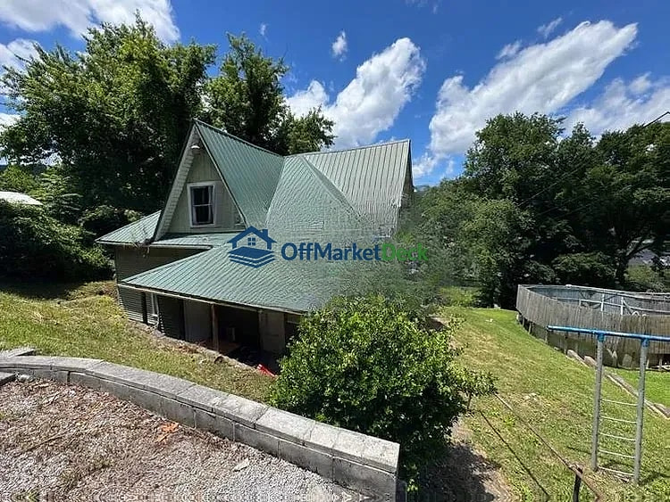 Off-market house in Harlan, Kentucky — 4 beds, 1 bath, $24,000 — photo 2 of 8