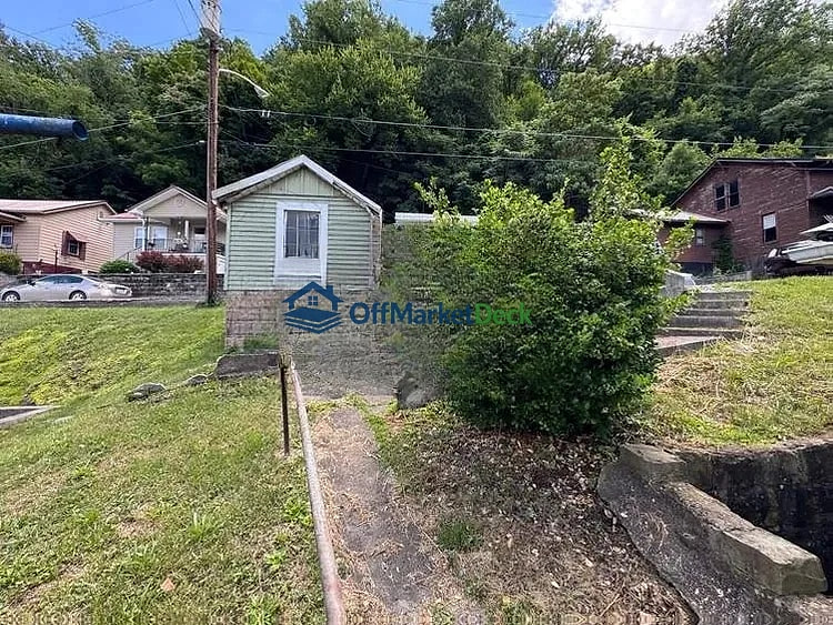 Off-market house in Harlan, Kentucky — 4 beds, 1 bath, $24,000 — photo 4 of 8