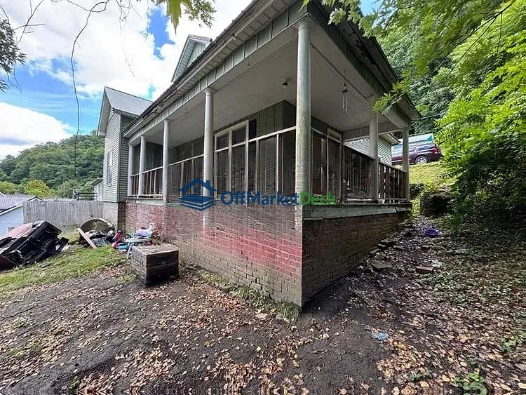 Off-market house in Harlan, Kentucky — 4 beds, 1 bath, $24,000 — photo 8 of 8