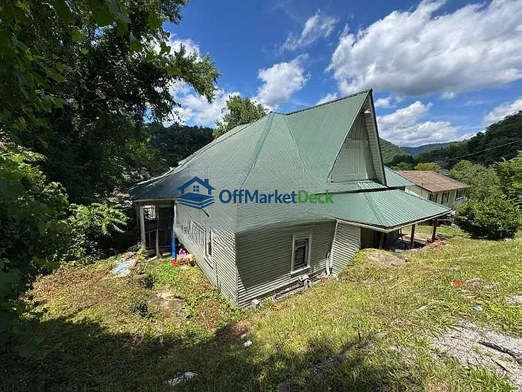 Off-market house in Harlan, Kentucky — 4 beds, 1 bath, $24,000 — photo 6 of 8