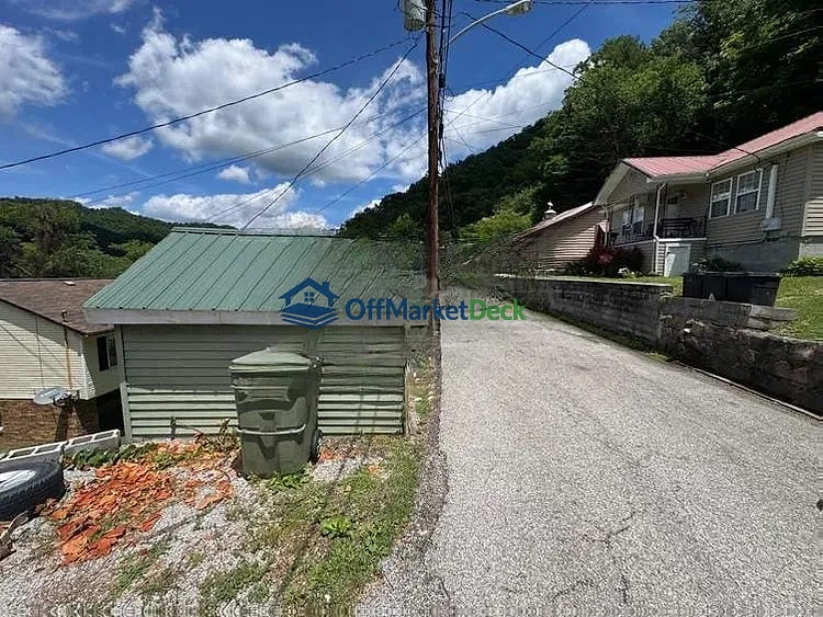 Off-market house in Harlan, Kentucky — 4 beds, 1 bath, $24,000 — photo 5 of 8