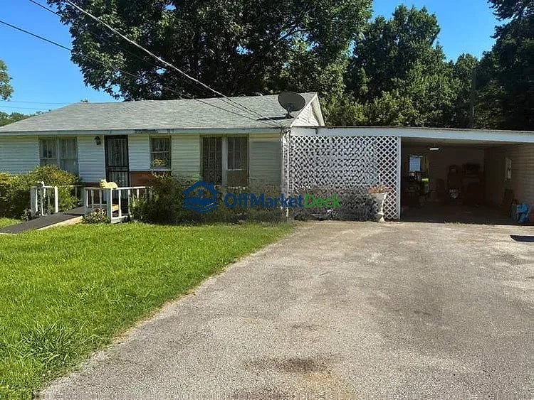 Off-market house in Trenton, Tennessee — 2 beds, 1 bath, $43,700 — photo 4 of 8