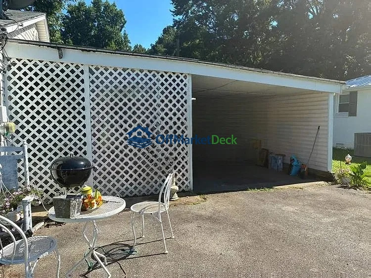 Off-market house in Trenton, Tennessee — 2 beds, 1 bath, $43,700 — photo 5 of 8