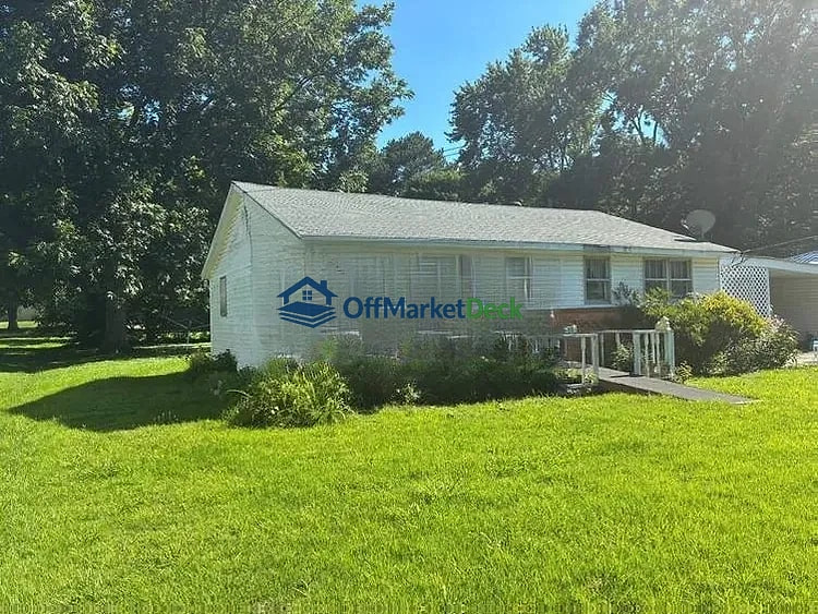 Off-market house in Trenton, Tennessee — 2 beds, 1 bath, $43,700 — photo 3 of 8