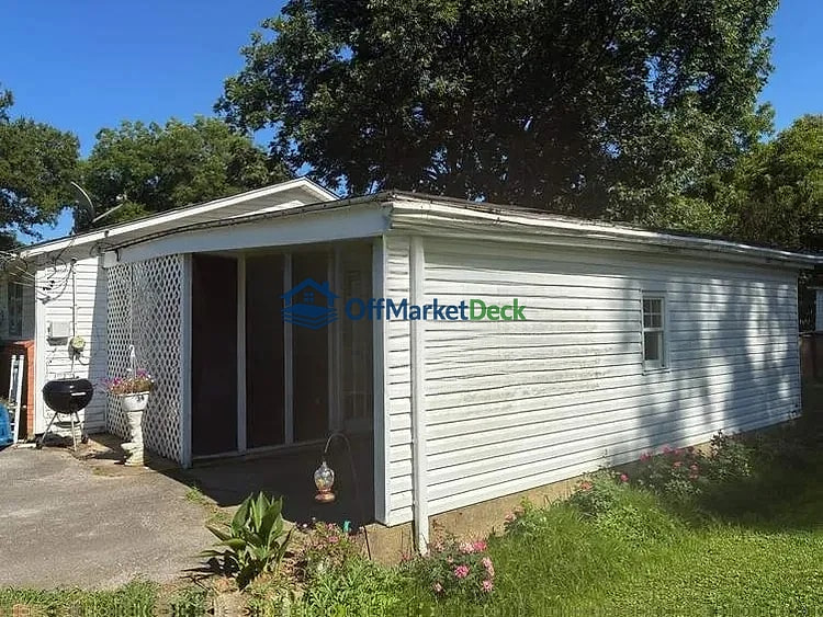 Off-market house in Trenton, Tennessee — 2 beds, 1 bath, $43,700 — photo 7 of 8