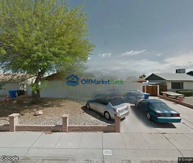 Off-market house in Phoenix, Arizona — 3 beds, 2 baths, $329,999 — photo 2 of 3
