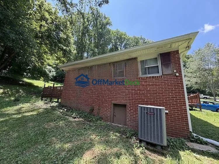 Off-market house in Bristol, Tennessee — 3 beds, 1 bath, $150,000 — photo 4 of 8