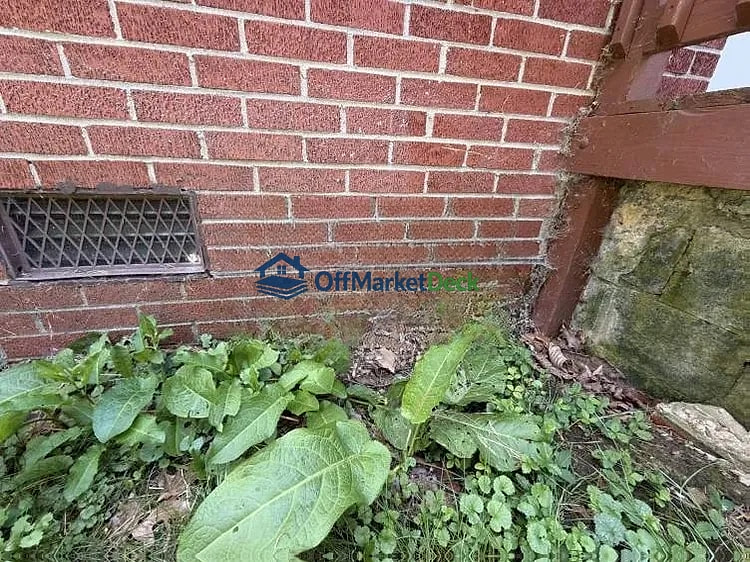 Off-market house in Bristol, Tennessee — 3 beds, 1 bath, $150,000 — photo 2 of 8