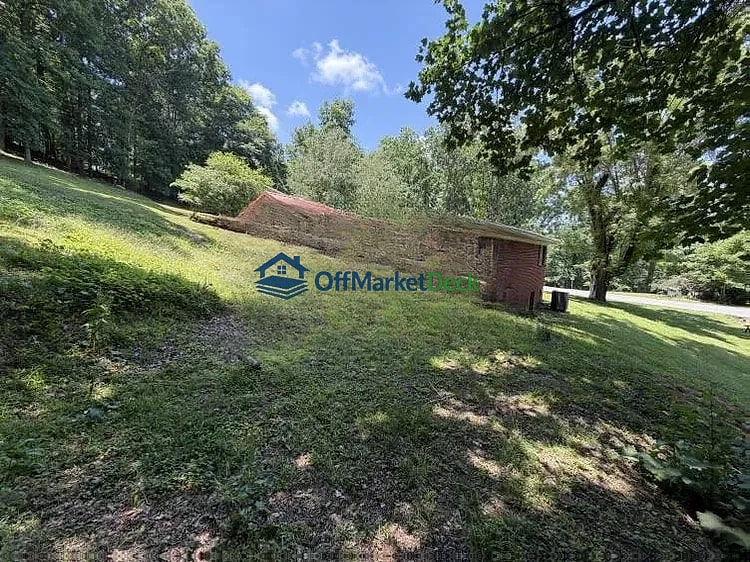Off-market house in Bristol, Tennessee — 3 beds, 1 bath, $150,000 — photo 7 of 8