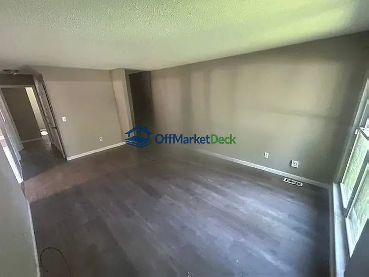 Off-market house in St. Louis, Missouri — 3 beds, 2 baths, $117,000 — photo 2 of 8