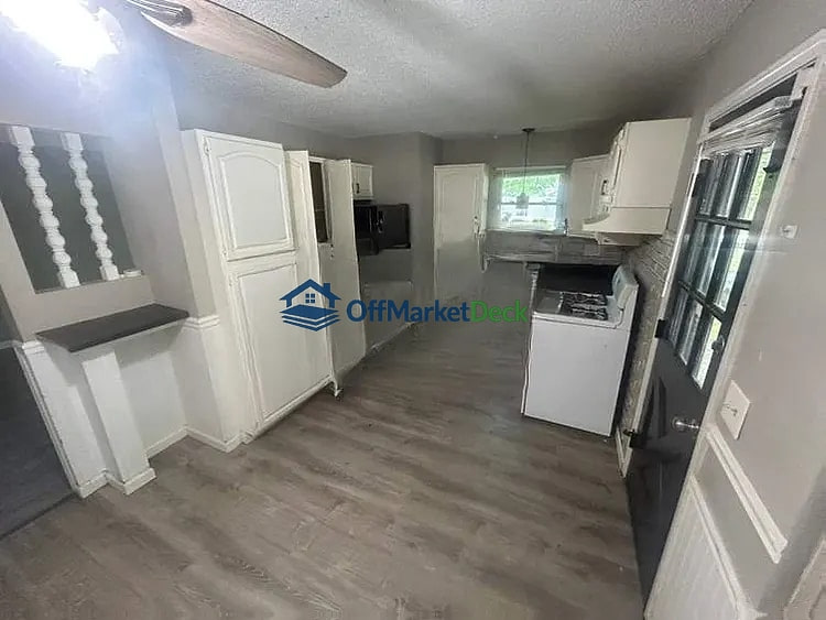 Off-market house in St. Louis, Missouri — 3 beds, 2 baths, $117,000 — photo 4 of 8