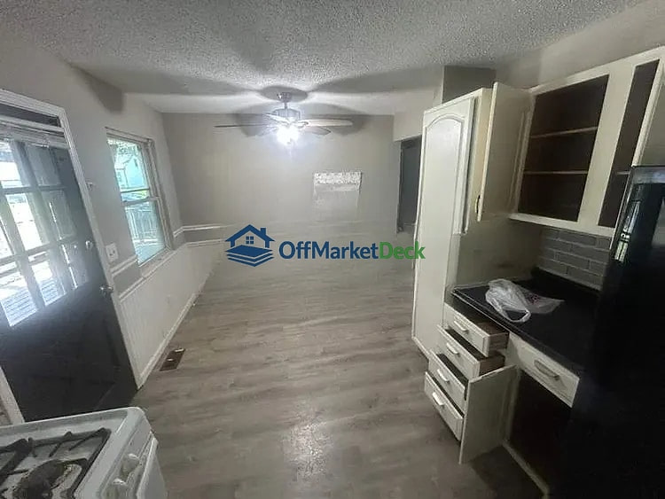 Off-market house in St. Louis, Missouri — 3 beds, 2 baths, $117,000 — photo 5 of 8