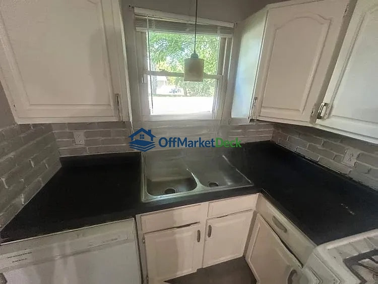 Off-market house in St. Louis, Missouri — 3 beds, 2 baths, $117,000 — photo 8 of 8