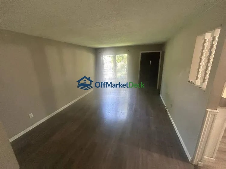 Off-market house in St. Louis, Missouri — 3 beds, 2 baths, $117,000 — photo 3 of 8