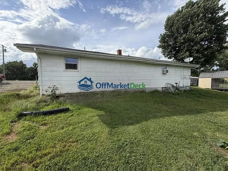 Off-market house in Fall Branch, Tennessee — 3 beds, 1 bath, $135,000 — photo 3 of 8