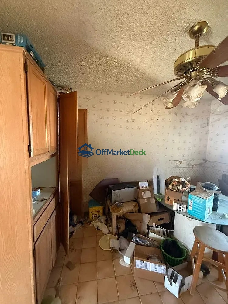Off-market house in Glendale, Arizona — 3 beds, 2 baths, $250,000 — photo 6 of 8