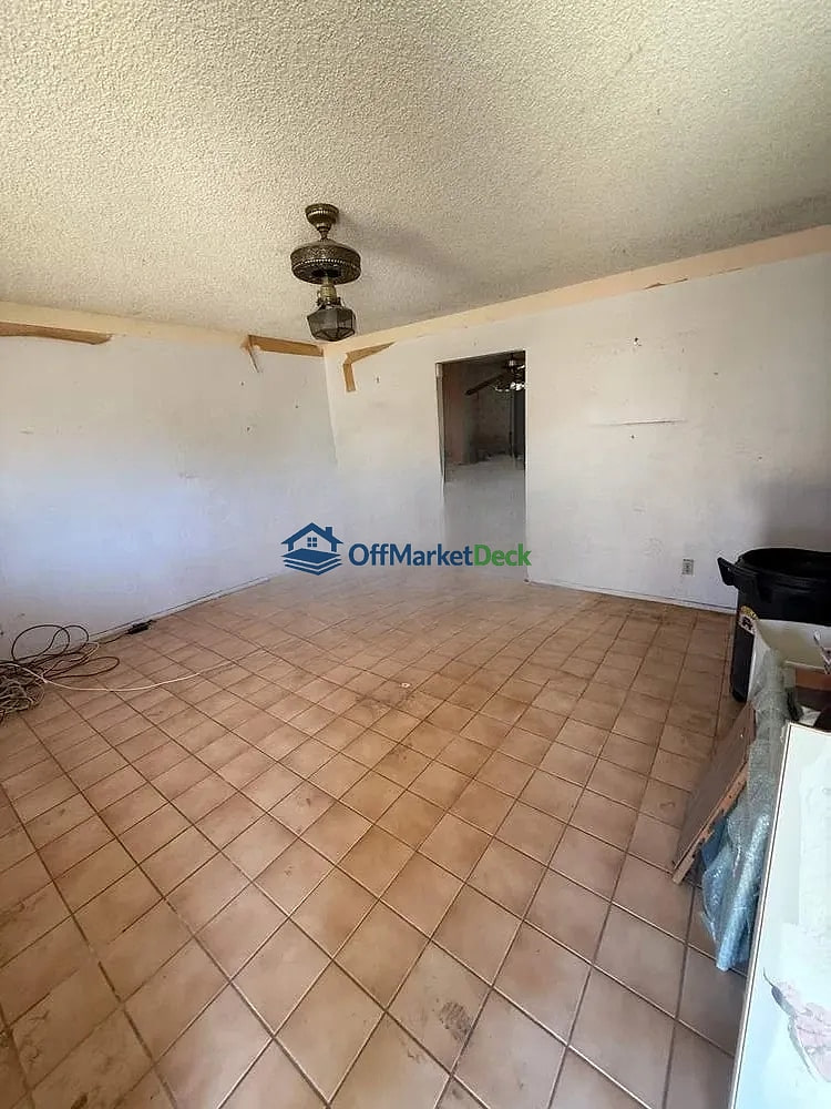 Off-market house in Glendale, Arizona — 3 beds, 2 baths, $250,000 — photo 4 of 8