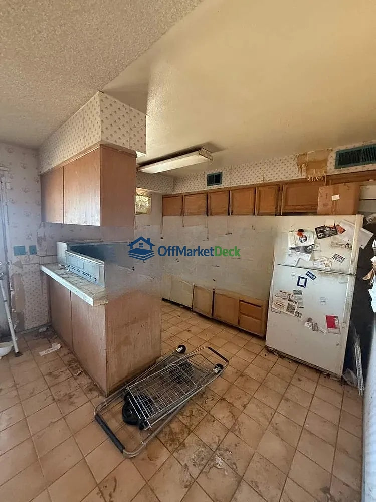 Off-market house in Glendale, Arizona — 3 beds, 2 baths, $250,000 — photo 5 of 8