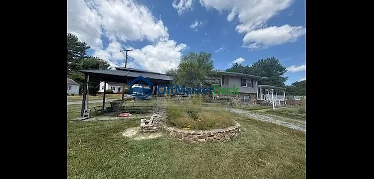 Off-market house in Roanoke, Virginia — 3 beds, 2 baths, $94,000 — photo 4 of 8