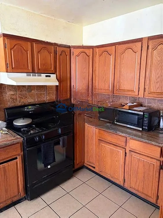Off-market house in Neptune City, New Jersey — 3 beds, 1 bath, $330,000 — photo 5 of 8