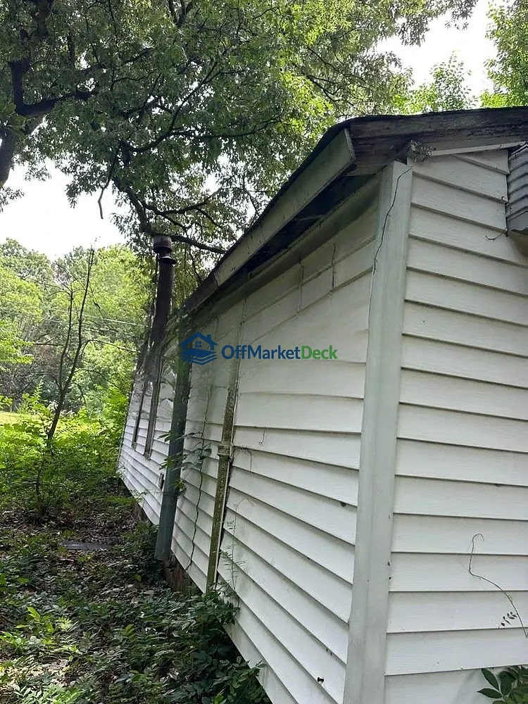 Off-market house in Humboldt, Tennessee — 2 beds, 1 bath, $18,000 — photo 3 of 8