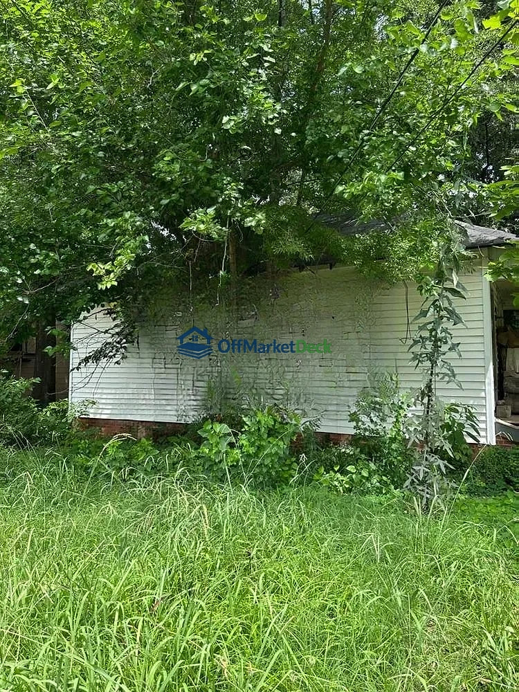Off-market house in Humboldt, Tennessee — 2 beds, 1 bath, $18,000 — photo 4 of 8
