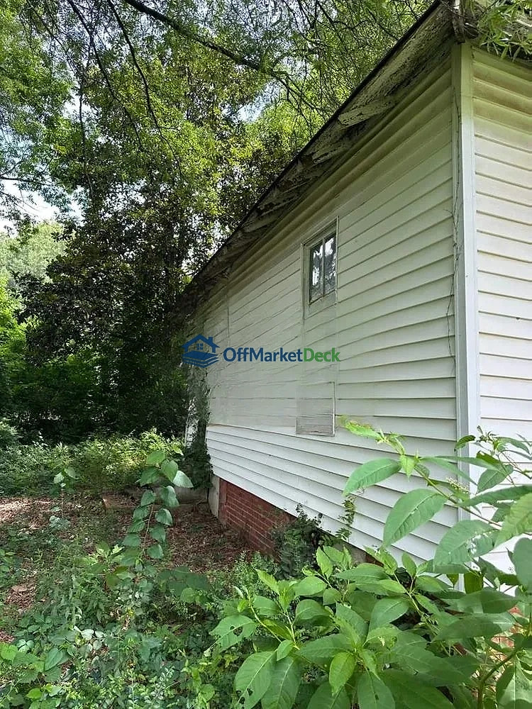 Off-market house in Humboldt, Tennessee — 2 beds, 1 bath, $18,000 — photo 2 of 8