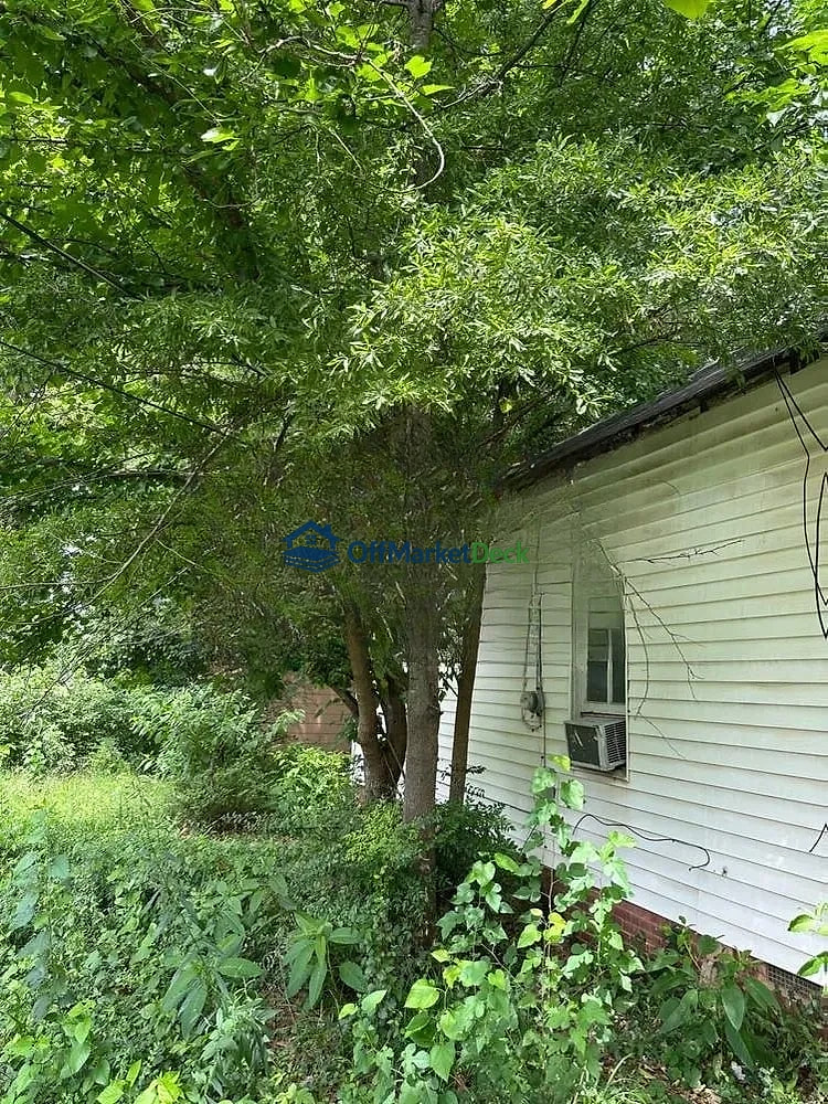 Off-market house in Humboldt, Tennessee — 2 beds, 1 bath, $18,000 — photo 6 of 8