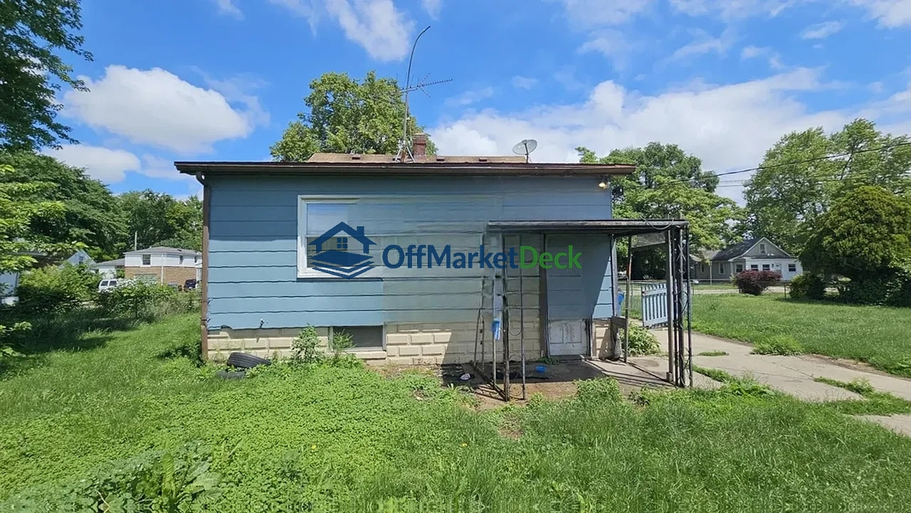 Off-market house in Warren, Michigan — 2 beds, 1 bath, $59,900 — photo 5 of 8