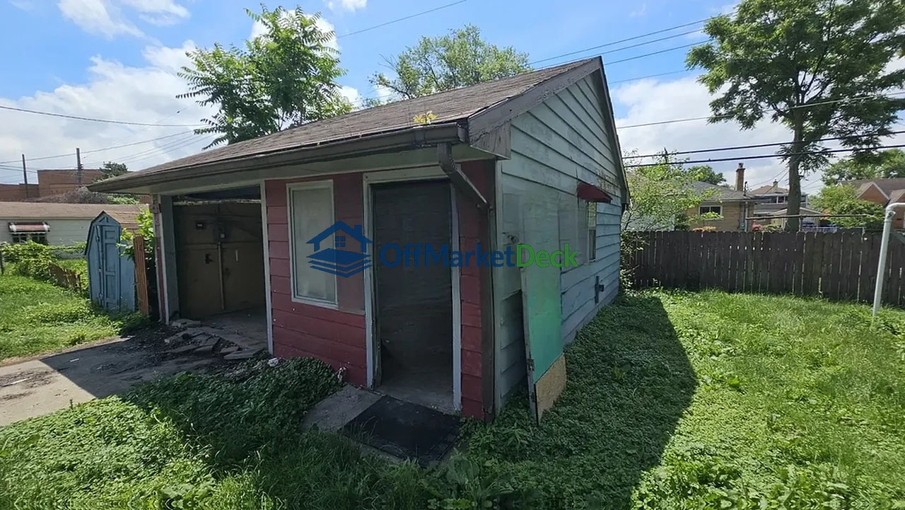 Off-market house in Warren, Michigan — 2 beds, 1 bath, $59,900 — photo 7 of 8