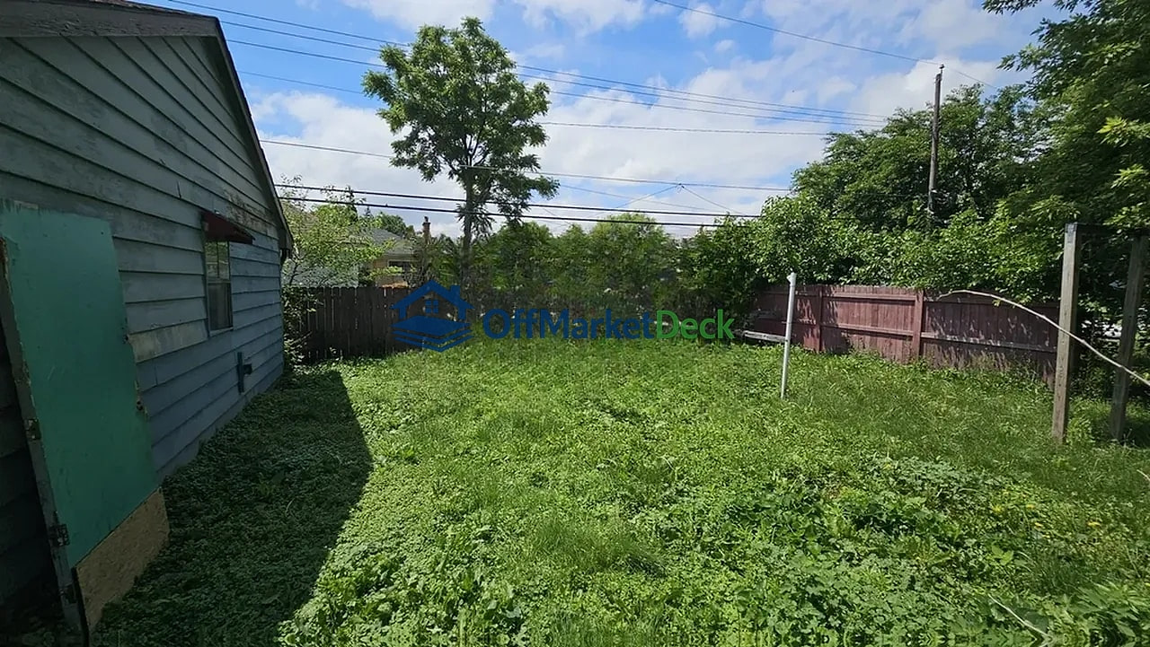 Off-market house in Warren, Michigan — 2 beds, 1 bath, $59,900 — photo 6 of 8