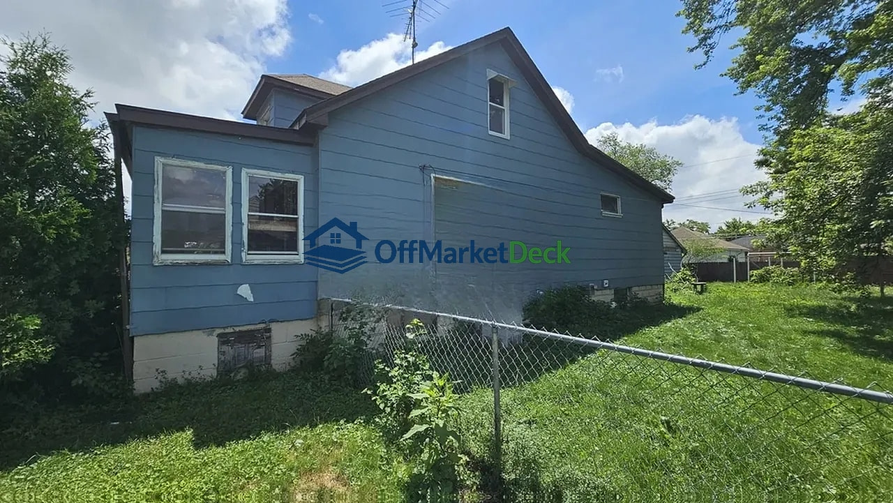 Off-market house in Warren, Michigan — 2 beds, 1 bath, $59,900 — photo 2 of 8