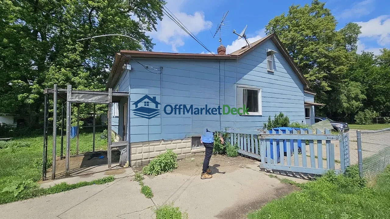 Off-market house in Warren, Michigan — 2 beds, 1 bath, $59,900 — photo 4 of 8
