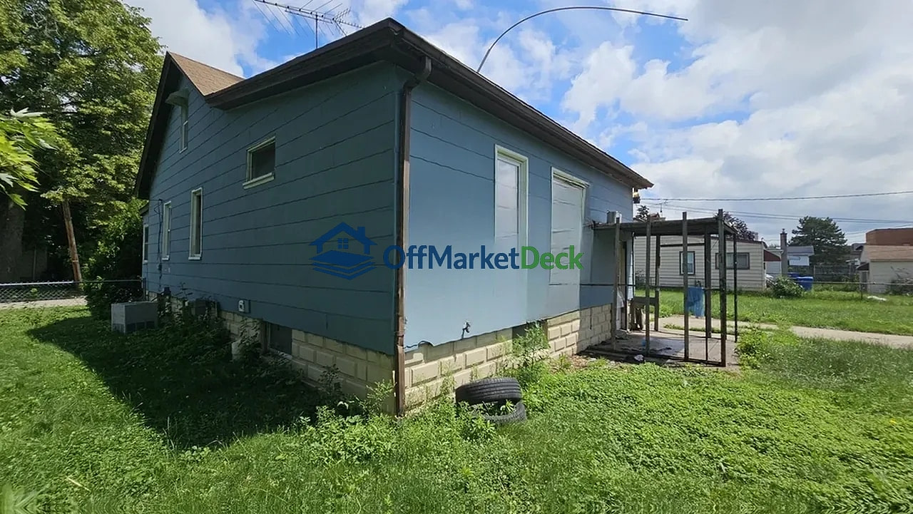 Off-market house in Warren, Michigan — 2 beds, 1 bath, $59,900 — photo 3 of 8