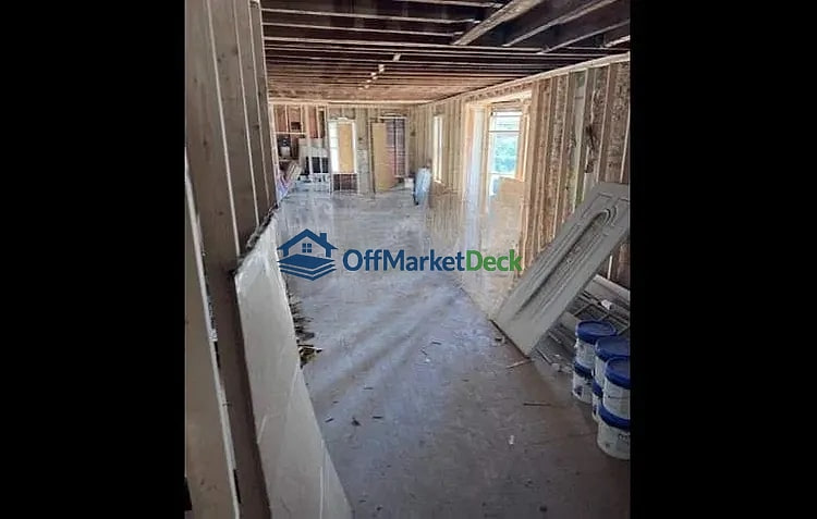 Off-market house in Baltimore, Maryland — 5 beds, 3 baths, $95,000 — photo 3 of 8
