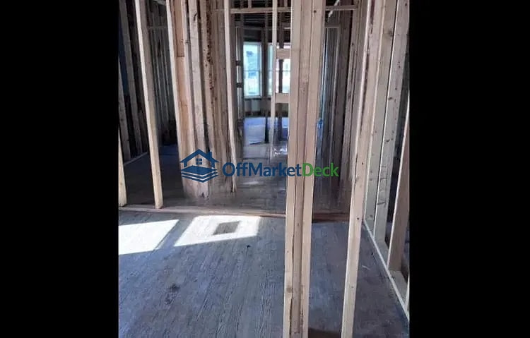 Off-market house in Baltimore, Maryland — 5 beds, 3 baths, $95,000 — photo 2 of 8