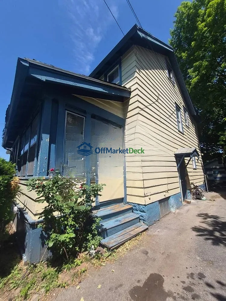 Off-market house in Syracuse, New York — 3 beds, 2 baths, $150,000 — photo 2 of 8