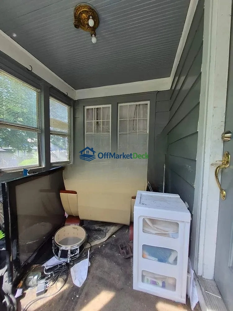 Off-market house in Syracuse, New York — 3 beds, 2 baths, $150,000 — photo 4 of 8