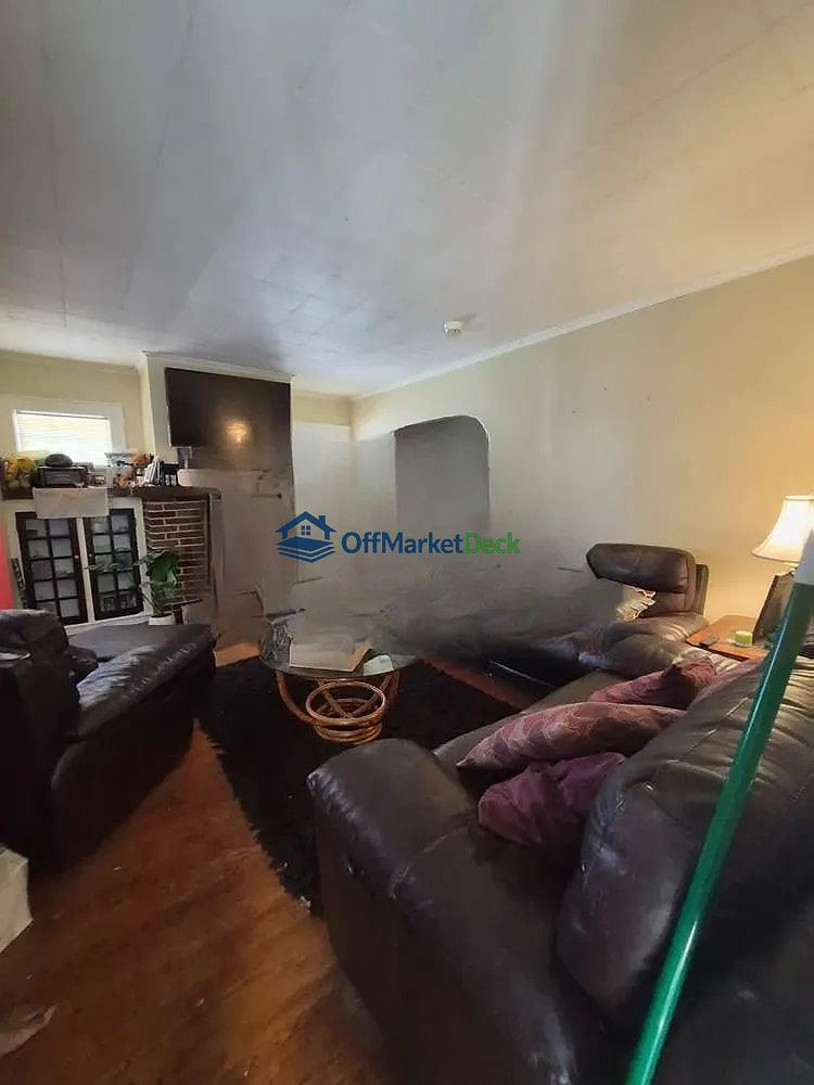 Off-market house in Syracuse, New York — 3 beds, 2 baths, $150,000 — photo 6 of 8