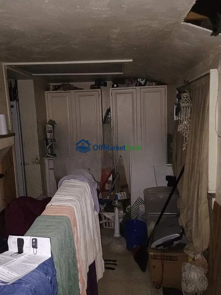 Off-market house in Colorado Springs, Colorado — 3 beds, 1 bath, $264,000 — photo 3 of 8