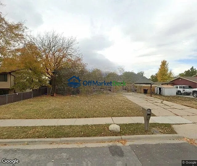 Off-market house in Woods Cross, Utah — 4 beds, 2 baths, $350,000 — photo 2 of 3