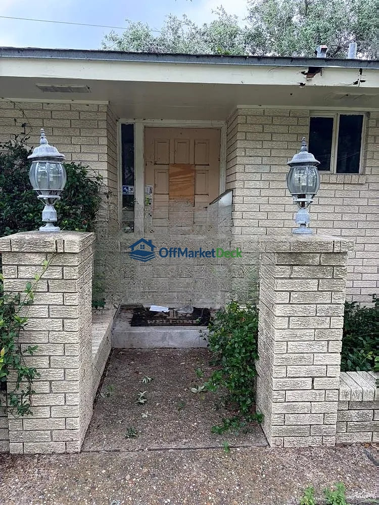 Off-market house in Corpus Christi, Texas — 4 beds, 2.5 baths, $250,000 — photo 5 of 8