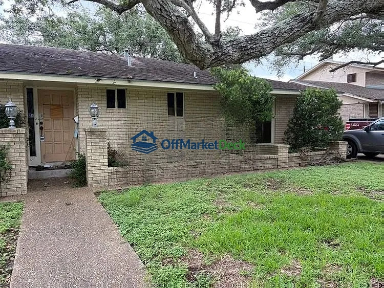 Off-market house in Corpus Christi, Texas — 4 beds, 2.5 baths, $250,000 — photo 2 of 8