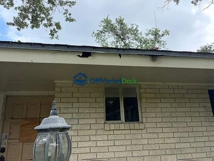 Off-market house in Corpus Christi, Texas — 4 beds, 2.5 baths, $250,000 — photo 4 of 8
