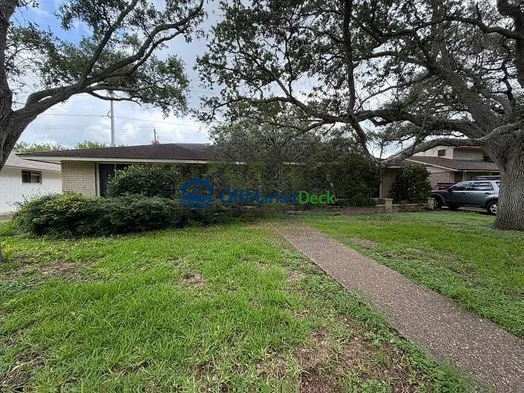 Off-market house in Corpus Christi, Texas — 4 beds, 2.5 baths, $250,000 — photo 3 of 8