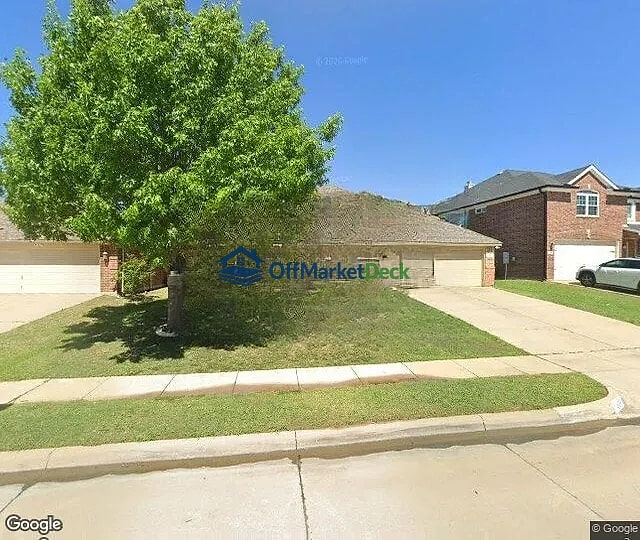 Off-market house in Burleson, Texas — 4 beds, 2 baths, $289,000 — photo 3 of 3