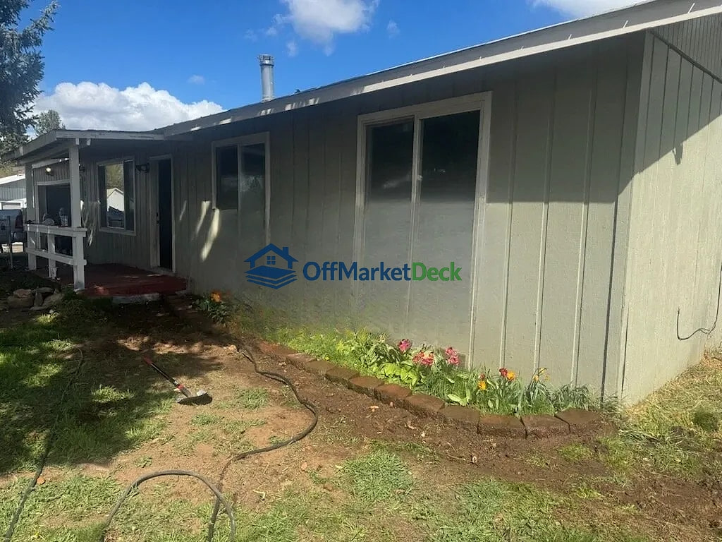 Off-market house in Goldendale, Washington — 3 beds, 1.5 baths, $215,000 — photo 2 of 8