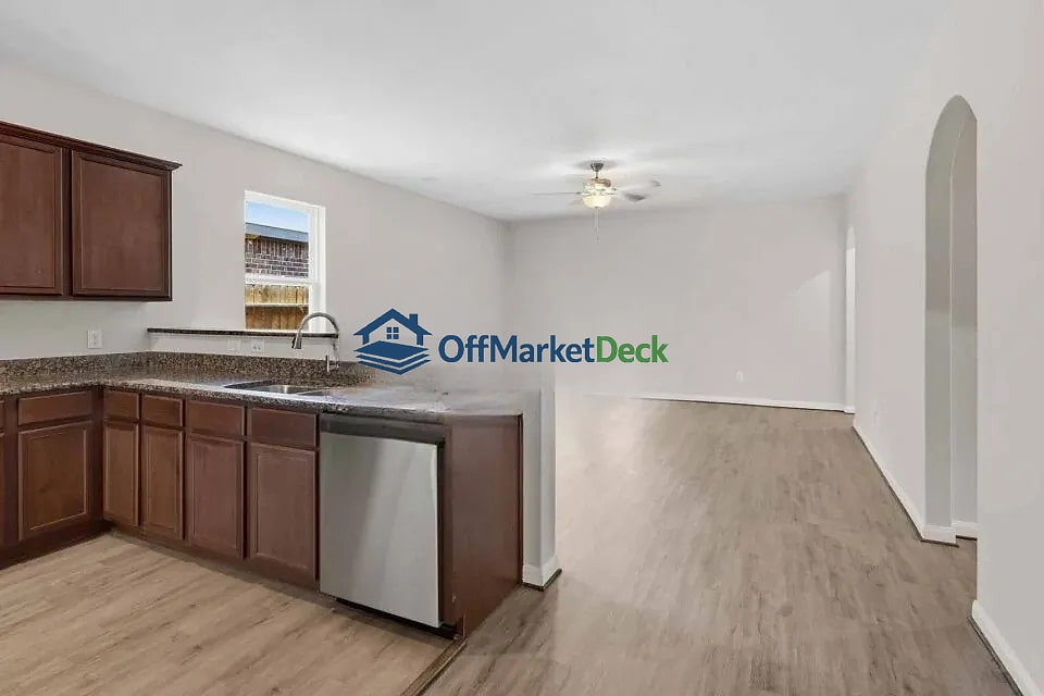 Off-market house in Harris County, Texas — 3 beds, 2 baths, $229,900 — photo 5 of 8